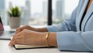 Model Gelang Emas Rantai Kecil untuk Wanita Karir (AI)