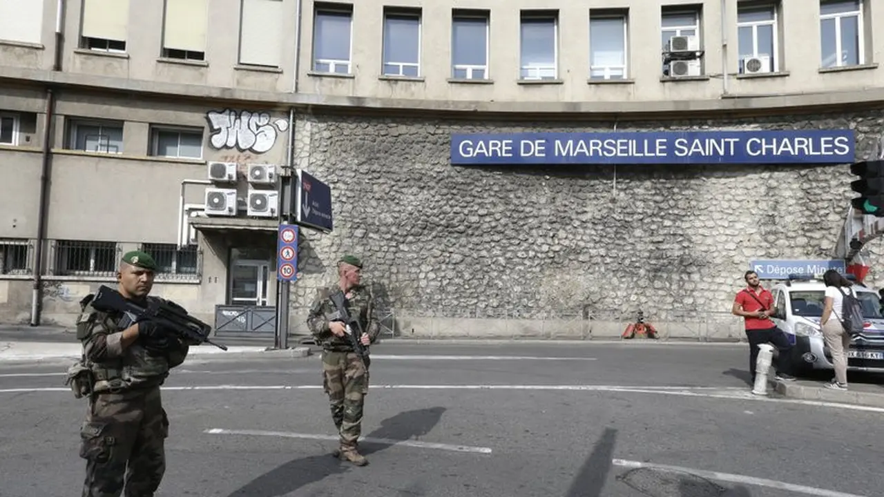 Lokasi serangan pisau di luar Stasiun Kereta Saint Charles, Paris. (AP)