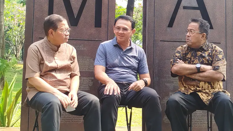 Mantan Gubernur DKI Jakarta, Basuki Tjahaja Purnama alias Ahok bertemu dengan Pramono Anung-Rano Karno di Taman Semanggi.