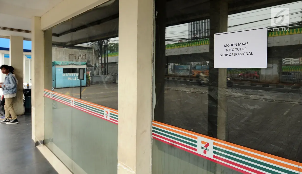 Warga melihat-lihat kawasan gerai 7-Eleven yang tutup di kawasan Jalan Kapten Tendean,  Jakarta, Sabtu (24/6). Penutupan seluruh gerai 7-Eleven di Indonesia akan dilakukan 30 Juni 2017.  (Liputan6.com/Helmi Fithriansyah)