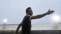 John Obi Mikel mengatur rekan-rekannya pada laga melawan Crystal Palace di Selhurst Park, Minggu (3/1/2016) malam WIB. (Reuters/Carl Recine)