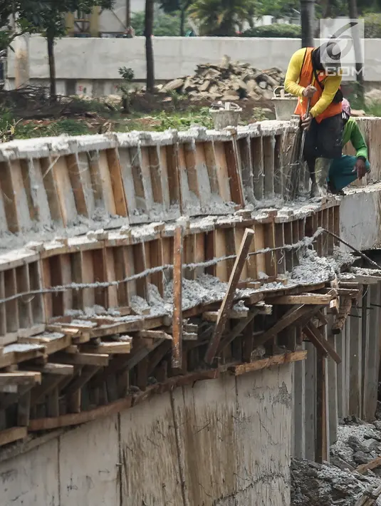 Pekerja menyelesaikan pembangunan turap Kali Sunter Jakarta Utara, Selasa (18/12). Pembangunan turap ini merupakan bagian dari proyek normalisasi kali untuk mengantisipasi banjir di musim penghujan. (Liputan6.com/Fery Pradolo)