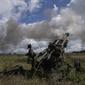 Prajurit Ukraina menembaki posisi Rusia dari howitzer M777 yang dipasok AS di wilayah Kharkiv. (Evgeniy Maloletka/AP)