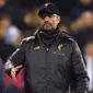 Pelatih Liverpool, Jurgen Klopp bersalaman dengan pelatih West Ham United, Manuel Pellegrini usai pertandingan lanjutan Liga Inggris di The London Stadium (4/2). Hasil ini membuat posisi Liverpool ditempel ketat oleh Manchester City. (AFP Photo/Glyn Kirk)