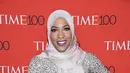 Ibtihaj Muhammad berpose di karpet merah Gala 100 TIME di Manhattan, New York, AS, Selasa (25 /4). Ia merupakan Wanita Muslim Amerika pertama yang mengenakan jilbab saat berkompetisi di Olimpiade. (AFP Photo)