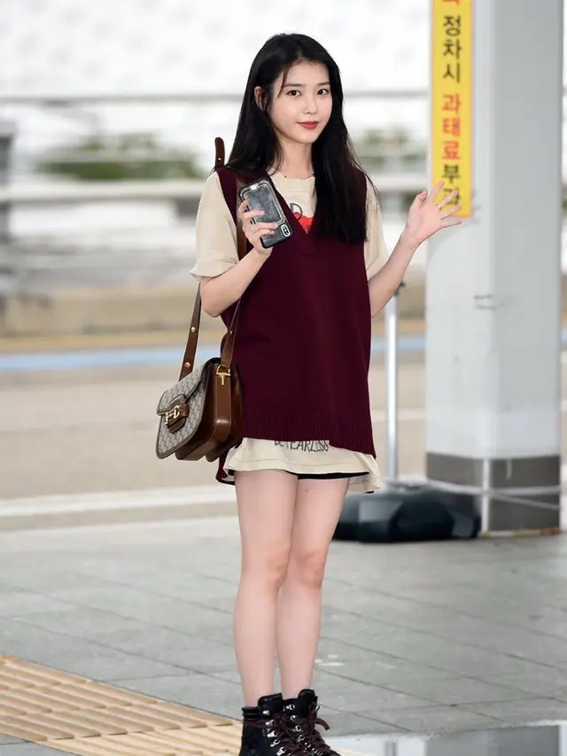 IU mengenakan vest/dok. Koreaboo