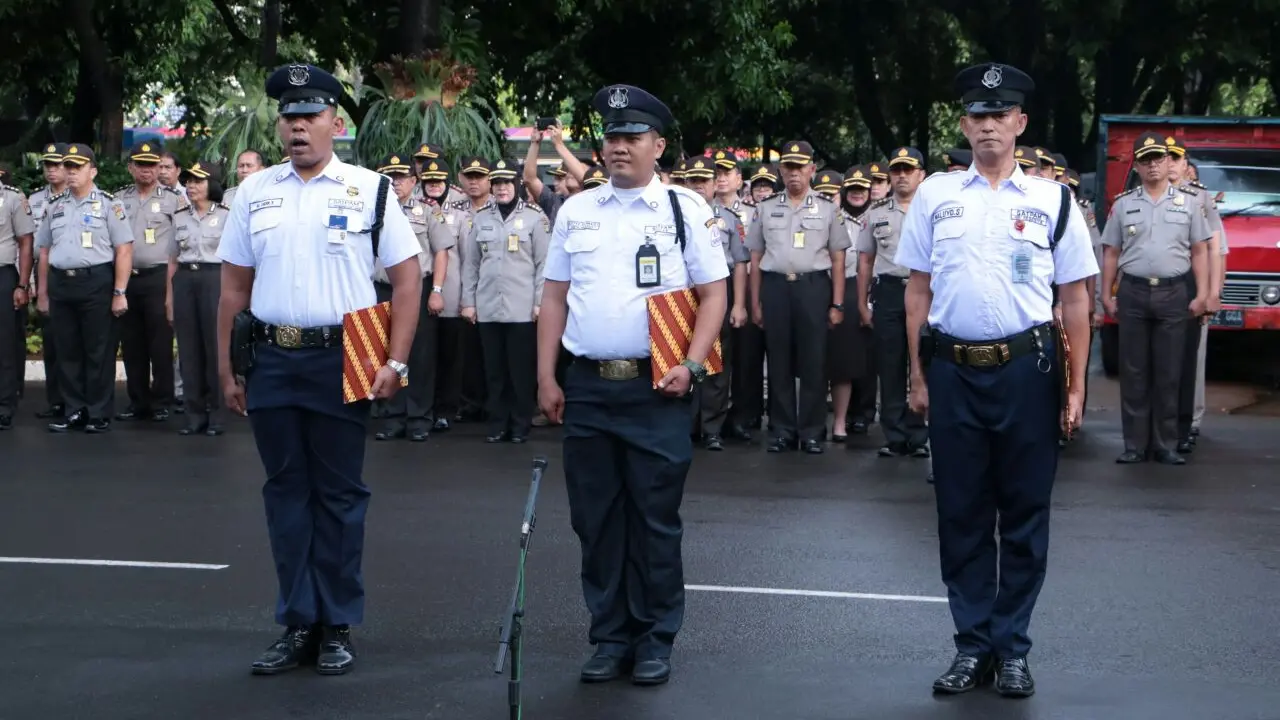 Kapolda Metro Jaya memberi penghargaan kepada 3 anggota sekuriti karena membantu menangkap pelaku skimming