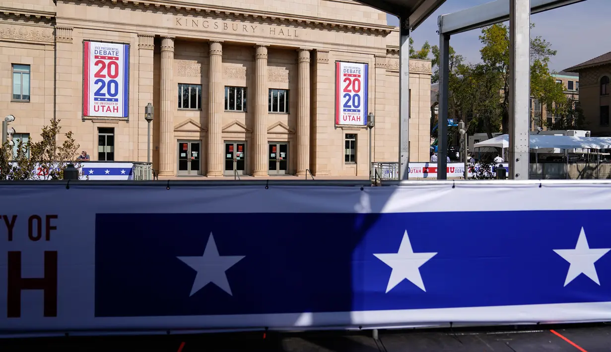 Persiapan untuk debat calon wakil presiden (cawapres) AS di luar Kingsbury Hall, Universitas Utah di Salt Lake City, Senin (5/10/2020). Debat cawapres petahana Mike Pence dan Senator California Kamala Harris akan digelar pada Rabu 7 Oktober. (AP Photo/Patrick Semansky)
