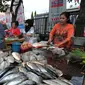 Pembeli saat memilih ikan di pasar Kramat jati, Jakarta Timur, Kamis (31/12). Jelang malam tahun baru, warga banyak berburu ikan dan kerang hijau untuk merayakan malam tahun baru. (Liputan6.com/Yoppy Renato)