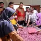 Menteri Koperasi dan UKM Teten Masduki meminta petani bawang merah di Brebes, Jawa Tengah mengolah kembali hasil panennya. Tujuannya, guna mendongkrak pendapatan bagi petani bawang.