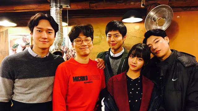 Bintang drakor Reply 1988, termasuk Hyeri dan Ryu Jun Yeol. (Foto: Instagram Hyeri via Soompi)