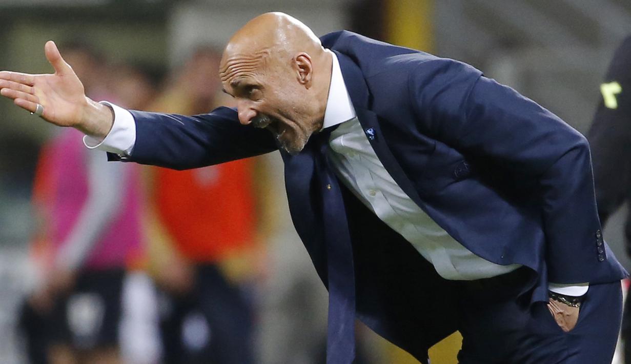 Gaya pelatih Inter Milan, Luciano Spalletti memberikan instruksi saat timnya melawan Cagliari pada lanjutan Serie A di San Siro stadium, Milan, (17/4/2018). Inter menang 4-0. (AP/Antonio Calanni)