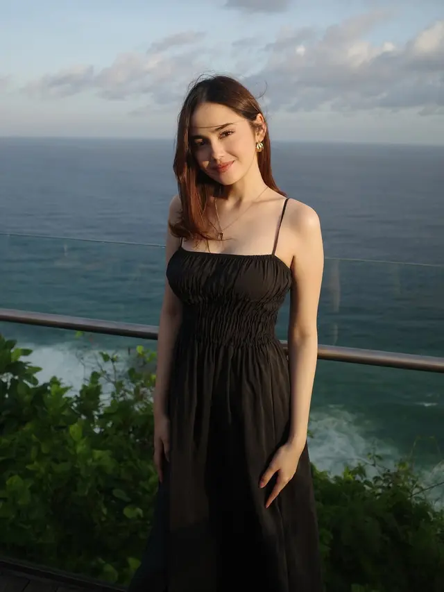 Syifa Hadju kenakan dress hitam saat liburan ke Bali. [@syifahadju]