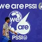 Foto 1: Seorang pria melintas di depan banner HUT PSSI ke-86 di Stadion GBK Jakarta, Selasa (19/4/2016). Setahun pasca dibekukan oleh Kemenpora, PSSI merayakan hari jadinya secara sederhana. (Liputan6.com/Helmi Fithriansyah)