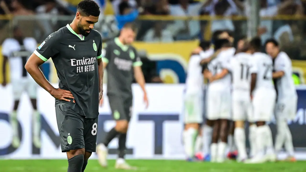 Pemain AC Milan tertunduk lesu usai dikalahkan Parma