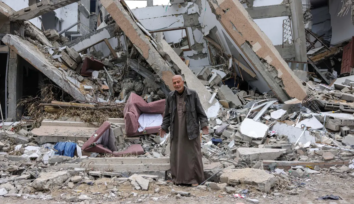Abdul-Karim Shehade, 72 tahun, berpose di depan rumahnya yang hancur di Jabalia, Jalur Gaza utara, pada 9 Februari 2025. (Bashar TALEB/AFP)