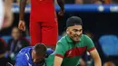 Suporter Portugal ditangkap petugas keamanan saat Portugal melawan Polandia pada perempat final Piala Eropa 2016 di Stade Velodrome, Marseille, (1/7/2016) dini hari WIB.  (REUTERS/Michael Dalder)
