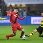 Gelandang Leverkusen, Kai Havertz, berusaha melewati pemain Borussia Dortmund dalam laga kompetisi Bundesliga di Leverkusen, Jerman pada 2 Desember 2017. Bayer Leverkusen bermain imbang 1-1 atas Borussia Dortmund. (AFP/Patrik Stollarz)
