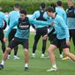 Gelandang Villarreal Dani Parejo (kiri) bersaing dengan Pau Francisco selama sesi latihan sebelum leg kedua babak perempat final Liga Champions di Ciudad deportiva Villarreal di Vila-Real, Senin (11/4/2022). Villarreal akan kembali bertemu Bayern Munchen pada Rabu 13 April 2022. (JOSE JORDAN/AFP)