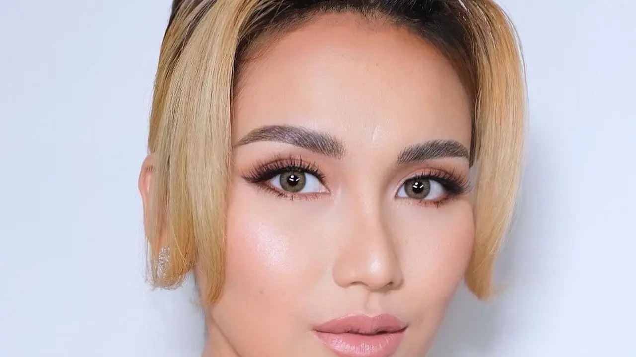 Makeup dan Gaya Rambut Poni Love Ayu Ting Ting di Acara Lamaran sang Adik