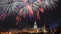 Kembang api memancar di atas kompleks Kremlin Moskow saat perayaan Tahun Baru di Moskow (1/1/2016). (AFP Photo / Vasily Maximov)