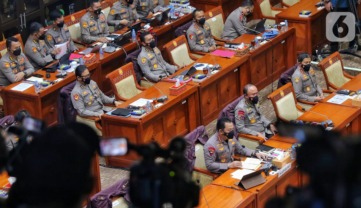 Kepala Kepolisian Negara Republik Indonesia (Kapolri) Jenderal Pol. Listyo Sigit Prabowo (depan kiri) saat mengikuti rapat dengar pendapat (RDP) dengan DPR RI di Jakarta, Rabu (24/8/2022). Rapat tersebut membahas kasus penembakan Brigadir J di rumah dinas Irjen Pol. Ferdy Sambo. (Liputan6.com/Angga Yuniar)