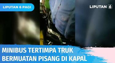 Akibat cuaca ekstrem di kawasan Pelabuhan Merak, Cilegon, Banten. Sebuah truk bermuatan pisang terguling di dalam kapal ferry dan menimpa minibus. KMP Jatra II tersebut oleng karena diterjang gelombang tinggi.