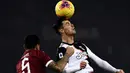 Striker Juventus, Cristiano Ronaldo, duel udara dengan bek Torino, Armando Izzo, pada laga Serie A Italia di Stadion Olimpico, Turin, Sabtu (2/11). Torino kalah 0-1 dari Juventus. (AFP/Marco Bertorello)