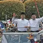 Pasangan Bacapres Bacawapres Anies Baswedan - Muhaimin Iskandar menaiki mobil land rover dengan atap terbuka menuju Komisi Pemilihan Umum (KPU) di Jakarta, Kamis (19/10/2023). (Liputan6.com/Angga Yuniar)