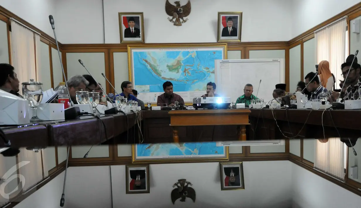 (Ki-ka) Komisioner KPU, Hadar Nafis Gumay, Juri Ardiantoro, Ferry Kurnia Rizkiyansyah dan Arief Budiman menggelar focus group discussion (FGD) bersama dengan 14 lembaga pemantau Pemilu di gedung KPU, Jakarta, Selasa (29/9). (Liputan6.com/Helmi Afandi)