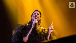 Istri Marcell, Rima Melati saat bernyanyi di atas panggung konser "Marcell Tujuh Belas" di Balai Sarbini, Jakarta, Jumat (18/10/2019). Dalam penampilannya mereka membawakan lagu the very thought of you dan sepanjang jalan kenangan. (Liputan6.com/Faizal Fanani)