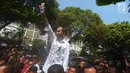 Presiden Joko Widodo menyapa pendukungnya usai mendaftarkan Capres-Cawapres ke Komisi Pemilihan Umum (KPU), Jakarta, Jumat (10/8). Jokowi dan Ma'ruf Amin resmi sebagai capres-cawapres untuk Pilpres 2019. (Merdeka.com/Imam Buhori)