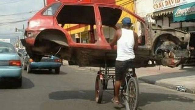 7 Aksi Kocak Orang Bawa Barang Sambil Naik Kendaraan, Bikin Kita Keheranan