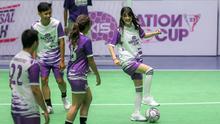 Vonzy Felicia (kanan) saat bertanding dalam fun match AXIS Nation Cup 2023 yang berlangsung di Istora Senayan, Jakarta, Minggu (15/10/2023). (Bola.com/Bagaskara Lazuardi)