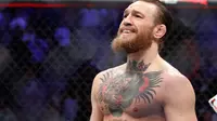 Conor McGregor tersenyum setelah mengalahkan Donald 'Cowboy' Cerrone pada pertarungan kelas welter UFC 246 di T-Mobile Arena, Las Vegas, Amerika Sertikat, Sabtu (18/1/2020). McGregor mengalahkan Cowboy pada detik ke-40. (AP photo/John Locher)