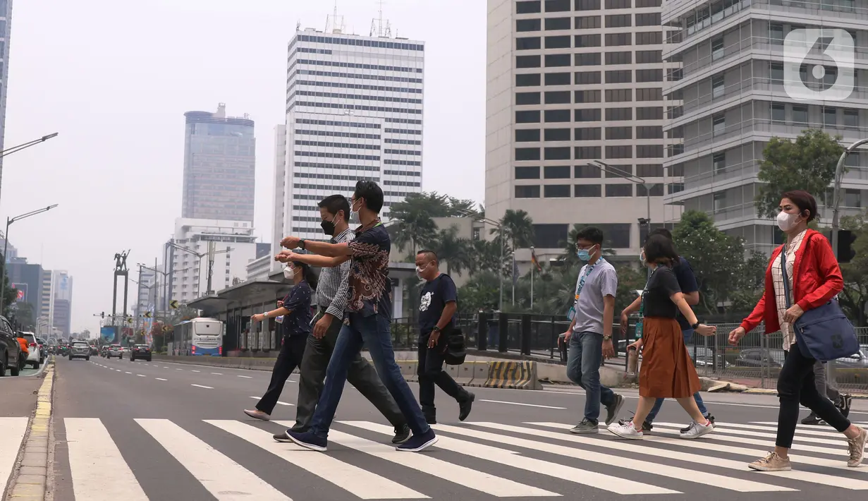 Warga melakukan aktivitas di kawasan Jakarta, Jumat (15/10/2021). Menteri Koordinator Bidang Perekonomian Airlangga Hartarto mencatat realisasi anggaran Program Pemulihan Ekonomi Nasional (PEN) mencapai Rp416 triliun sampai 8 Oktober 2021. (Liputan6.com/Angga Yuniar)