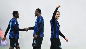 Pemain Inter Milan, Piotr Zielinski, merayakan kemenangan atas Juventus di pertandingan pekan ke-25 Liga Italia 2025/2026 di Giuseppe Meazza, Minggu (15/02/2026) dini hari WIB. (AFP/Piero Cruciatti)