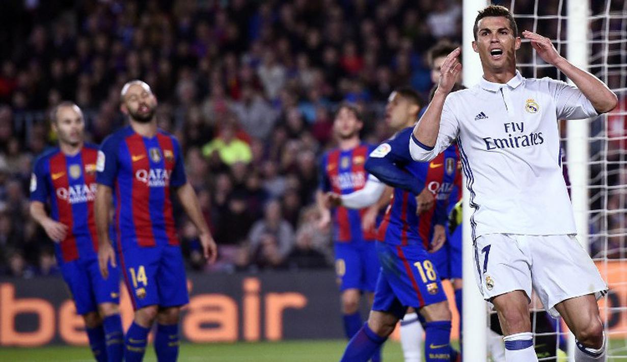 Ekspresi Cristiano Ronaldo saat gagal mencetak gol melawan Barcelona di Camp Nou. (AFP/Josep Lago)