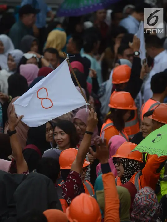 Suasana simulasi penaggulangan bencana petugas Badan Penanggulangan Bencana Nasional (BNPB) di Gedung BNPB, Jakarta, Selasa (24/4). Apel Hari Kesiapsiagaan Bencana (HKB) jatuh Kamis, 26 April 2018. (Merdeka.com/Imam Buhori)