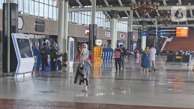 Aktivitas penumpang di terminal keberangkatan 1A Bandara Internasional Soekarno Hatta, Tangerang, Sabtu (28/3/2020). PT Angkasa Pura II (Persero) akan membatasi kegiatan di Terminal 1 dan 2 Bandara Soetta mulai 1 April 2020 terkait meluasnya kasus virus Corona.  (Liputan6.com/Herman Zakharia)