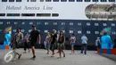 Sejumlah turis asing turun dari Kapal Pesiar Volendam asal Belanda di Pelabuhan Tanjung Priok, Jakarta, Kamis (7/1/2016). Para turis akan melanjutkan perjalanan menuju Semarang dan pemberhentian terakhir yaitu Bali. (Liputan6.com/Faizal Fanani)
