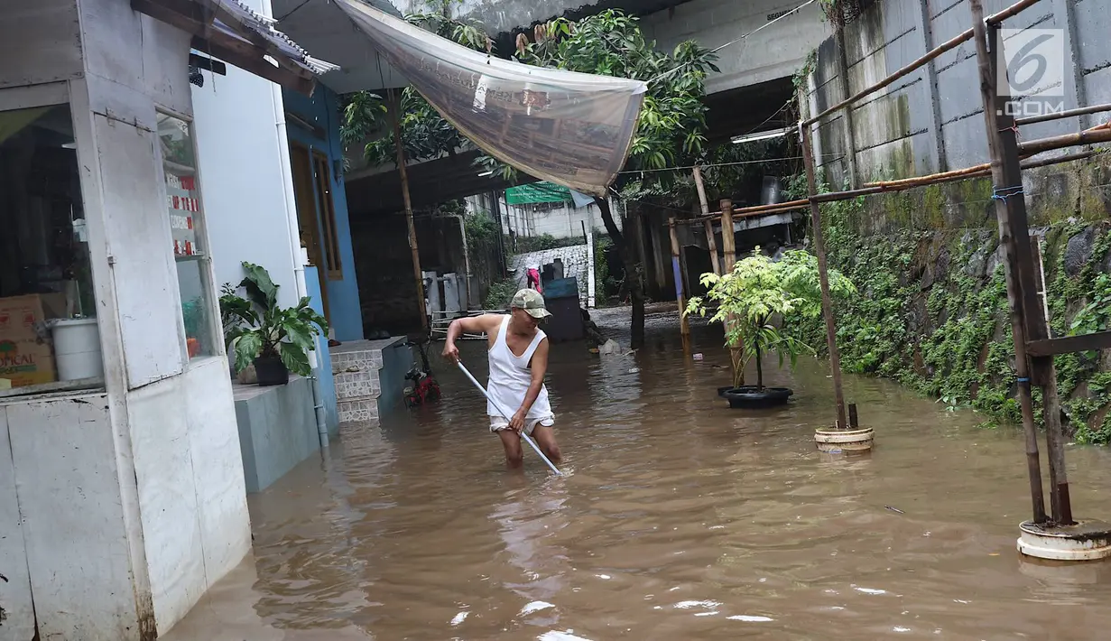 Warga membersihkan banjir yang menggenangi kawasan Cilandak Timur, Jakarta Selatan, Selasa (22/1). Hujan deras yang mengguyur Jakarta dan sekitarnya sejak pagi menyebabkan banjir di sejumlah sudut Ibu Kota. (Liputan6.com/Immanuel Antonius)