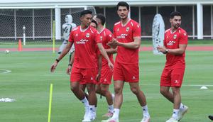Elkan Baggott yang sempat lama absen dari skuad Garuda, tampak mengikuti latihan bersama rekan-rekannya. Tampak dalam foto, pemain Timnas Indonesia, Elkan Baggott (tengah) saat mengikuti sesi latihan perdana di Lapangan Stadion Madya, Kompleks Gelora Bung Karno, Senayan, Jakarta, Selasa (24/3/2026). (Bola.com/M Iqbal Ichsan)