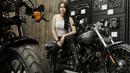 Seorang SPG berpose di atas motor di pameran otomotif GIIAS 2017 di ICE BSD, Tangerang, (19/8/2017).  Pameran otomotif terbesar se-Asia Tenggara tersebut menampilkan 30 merek mobil dan produk otomotif lainnya. (Bola.com/M iqbal Ichsan)