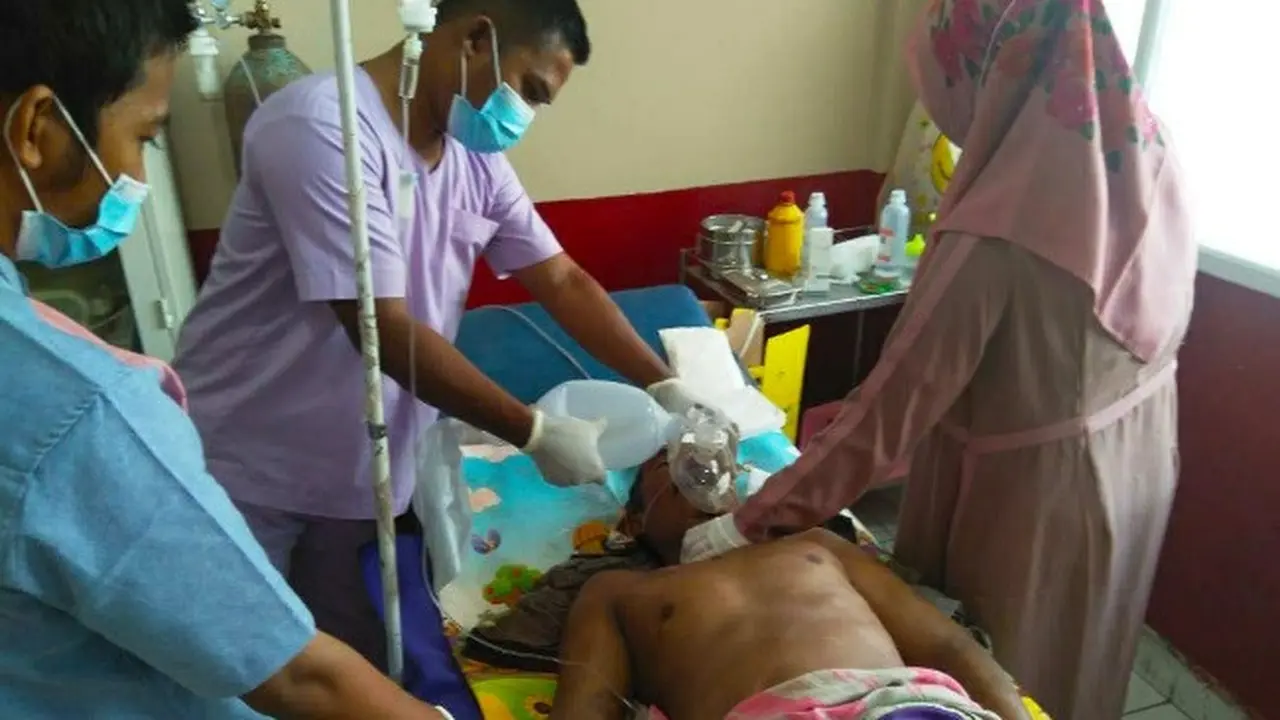 Korban istri bunuh suami dirawat di Puskesmas Pusako, Siak, setelah ditikam dua pembunuh bayaran.