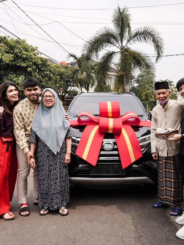 Kakek Nenek Atta Halilintar dapat Mobil Baru