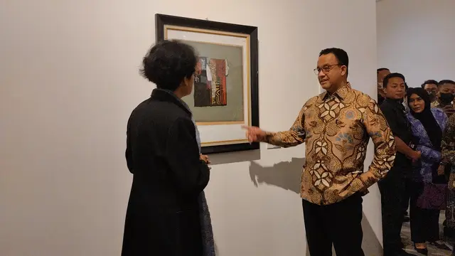 Gubernur DKI Jakarta Anies Baswedan menghadiri pagelaran perdana di Gedung Graha Bhakti Budaya di Pusat Kesenian Jakarta Taman Ismail Marzuki (TIM), Menteng, Jakarta Pusat, Jumat (23/9/2022).