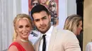 Penyanyi pop, Britney Spears dan sang pacar, Sam Asghari menghadiri premier film "Once Upon a Time in Hollywood" di TCL Chinese Theatre, 22 Juli 2019. Pasangan yang terpaut usia 12 tahun itu bahkan dengan senang hati berpose di karpet merah dan berbagi ciuman mesra. (Jordan Strauss/Invision/AP)