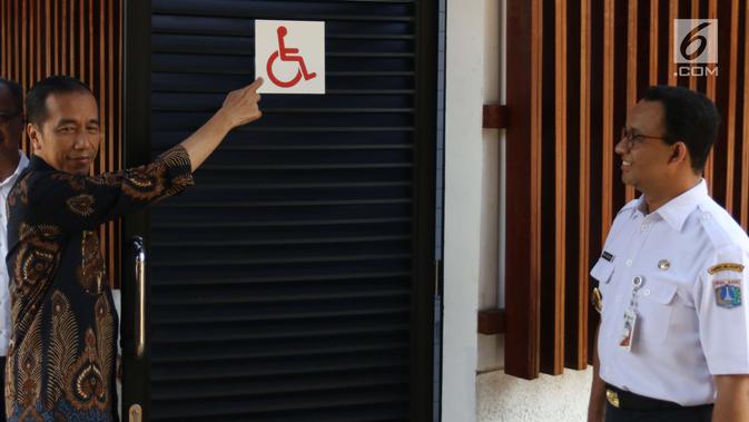 Presiden Jokowi didampingi Gubernur DKI Anies Baswedan mengecek toilet untuk kaum disabilitas di Kompleks Gelora Bung Karno, Senayan, Jakarta, Selasa (16/10). Jokowi meninjau fasilitas umum untuk masyarakat berkebutuhan khusus. (Liputan6.com/Angga Yuniar)