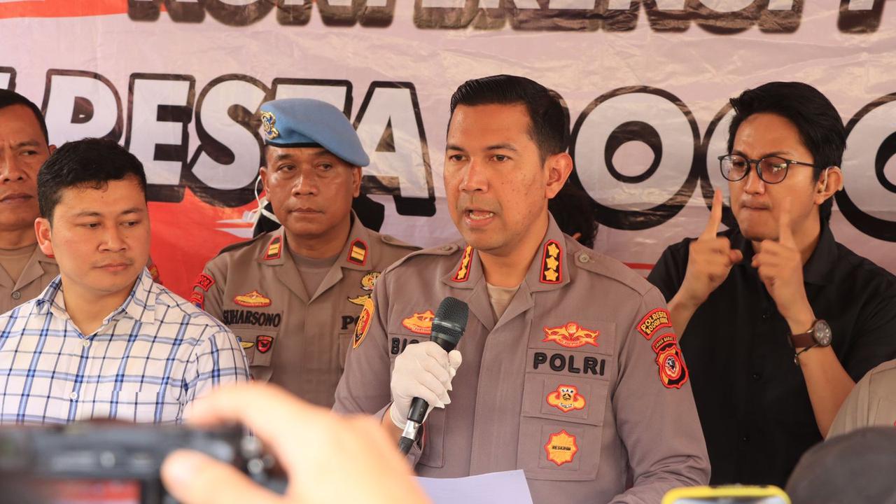 Kapolresta Bogor Kota Kombes Bismo Teguh Prakoso dalam konferensi pers mengungkap pelaku judi dan prostitusi online.